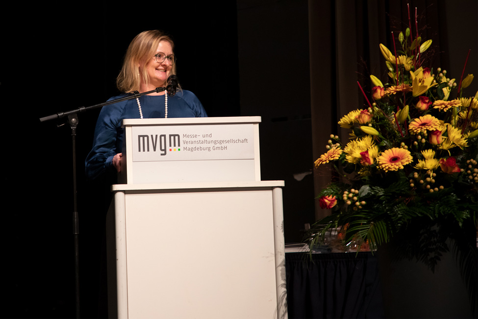 Dekanin Prof. Dr. Daniela C. Dieterich Dekanin Prof. Dr. Daniela C. Dieterich