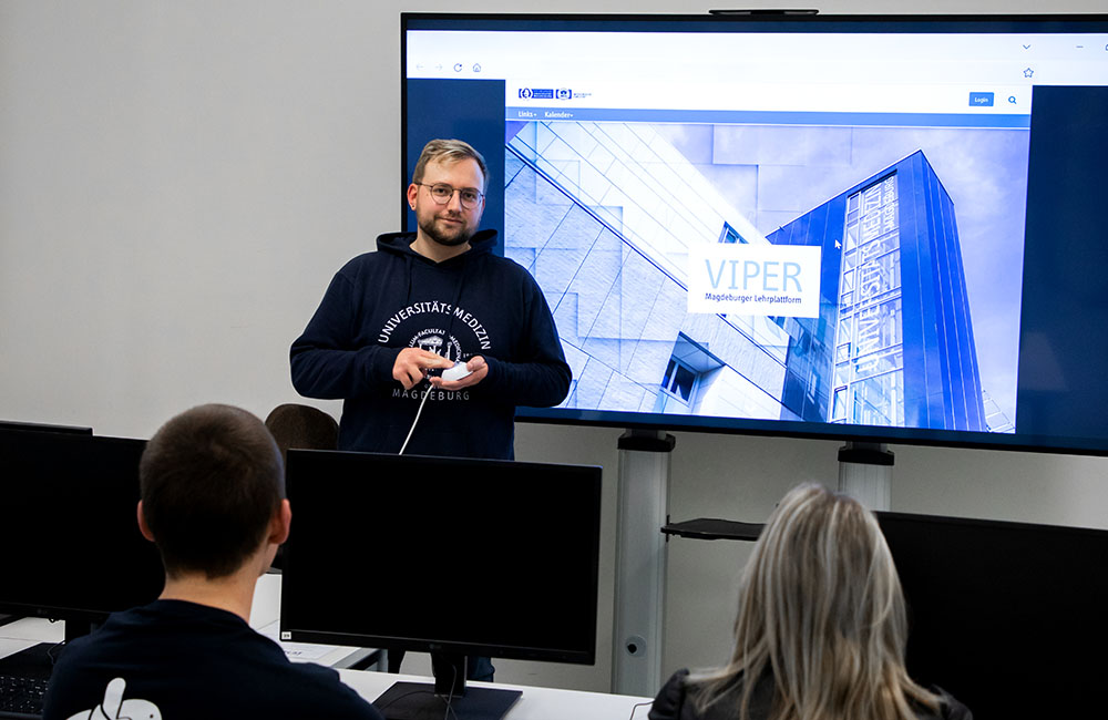 Medizinstudent Tom Wiese präsentiert hier den Namen der neuen e-learning-Plattform Medizinstudent Tom Wiese präsentiert hier den Namen der neuen e-learning-Plattform