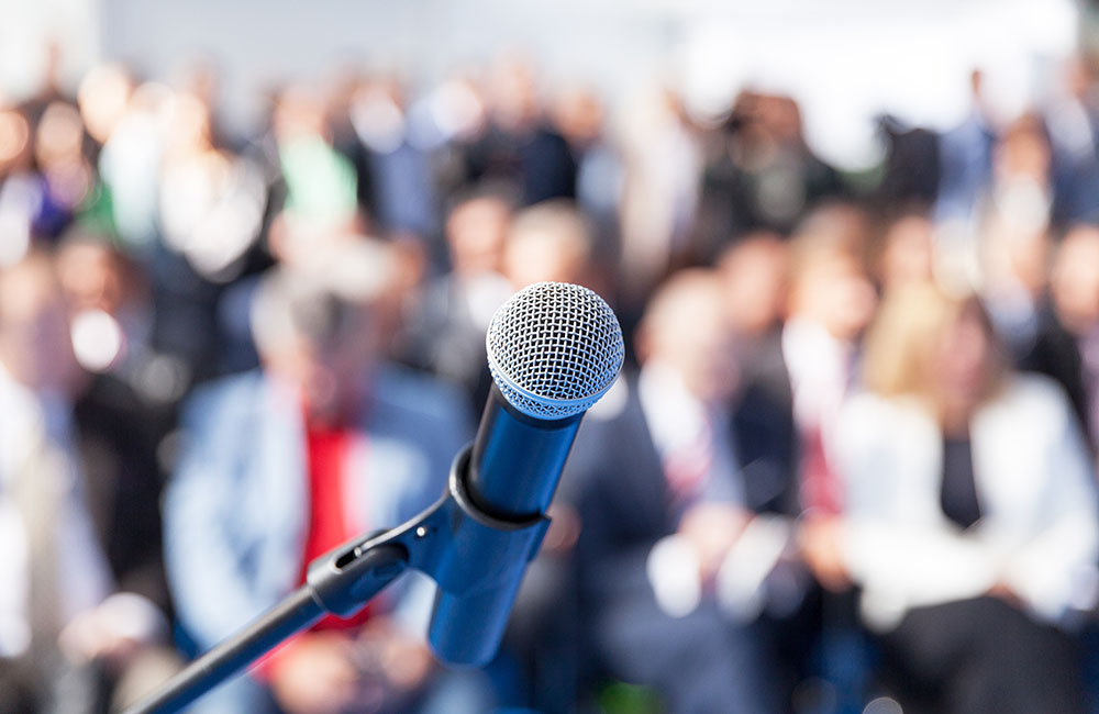 Mikrofon vor Publikum - © wellphoto - stock.adobe.com Mikrofon vor Publikum - © wellphoto - stock.adobe.com